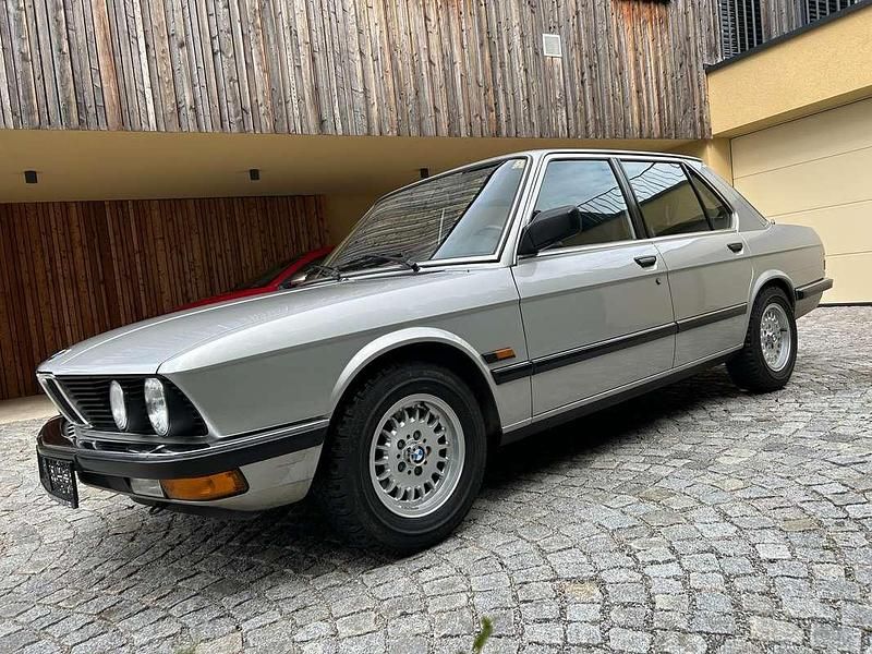 Gebraucht BMW 520 125 PS (91 kW) 1982 Silber Limousine