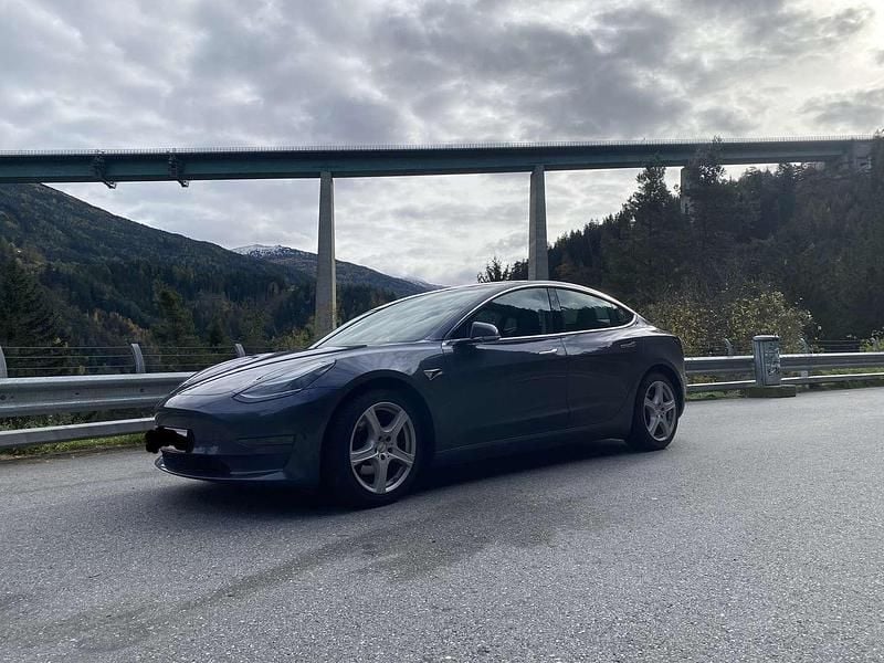 Grau Gebraucht 2019 Tesla Model 3 Long Range AWD Limousine | € 24.900 (Teuer) - Bild 1/4