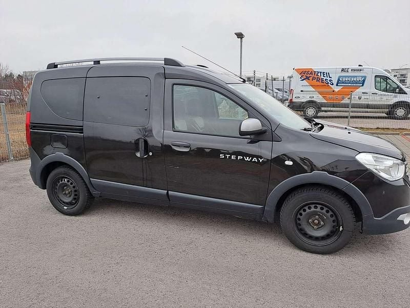 Gebraucht Dacia Dokker Stepway 90 PS (66 kW) 2018 Schwarz Van / Kleinbus