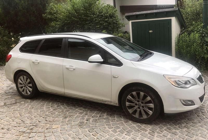 Weiß Gebraucht 2012 Opel Astra Sport Kombi | € 3.900 (Fairer Preis) - Bild 1/4
