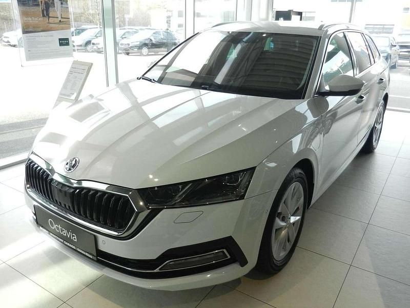 Weiss metallic Gebraucht 2024 Skoda Octavia Style Kombi | € 35.990 (Teuer) - Bild 1/4