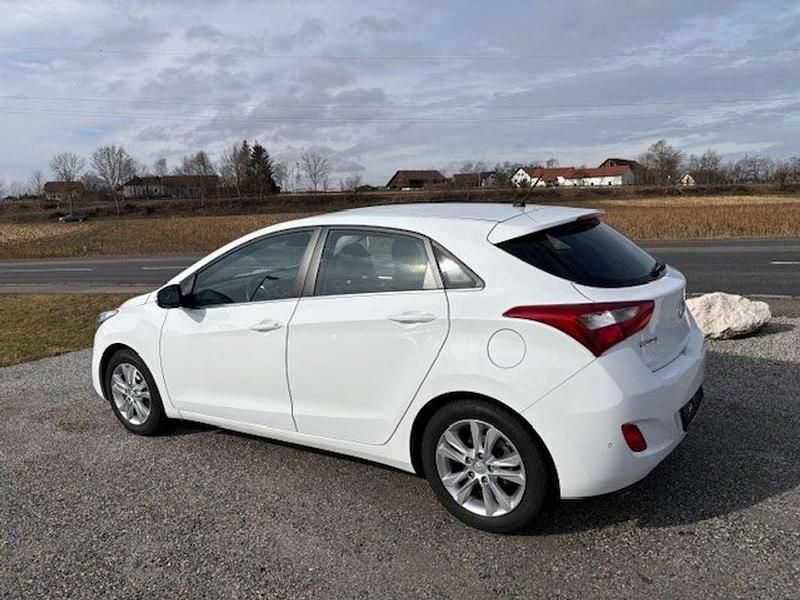 Gebraucht Hyundai i30 Comfort 90 PS (66 kW) 2016 Weiß Limousine