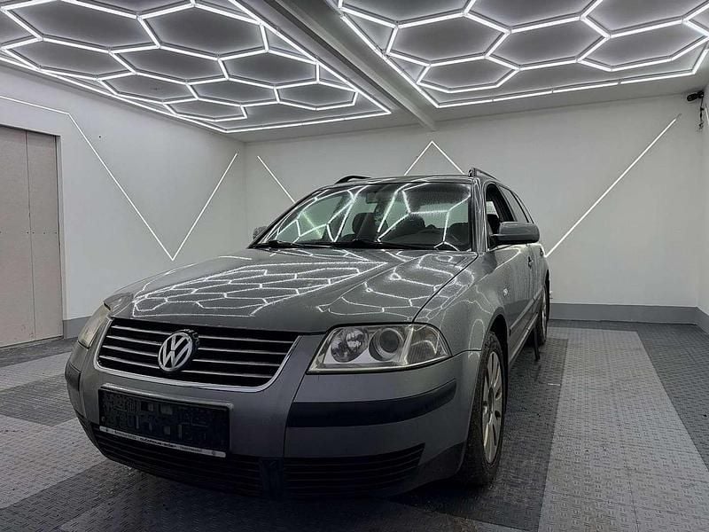 Grau Gebraucht 2001 VW Passat Comfortline Kombi | € 1.299 (Teuer) - Bild 1/4