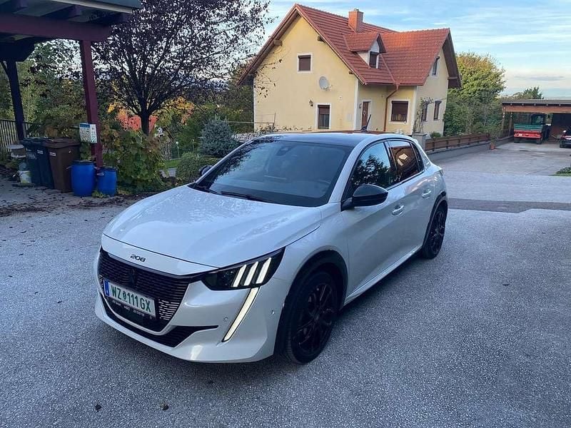 Weiß Gebraucht 2021 Peugeot e-208 GT Kleinwagen | € 17.990 (Fairer Preis) - Bild 1/4