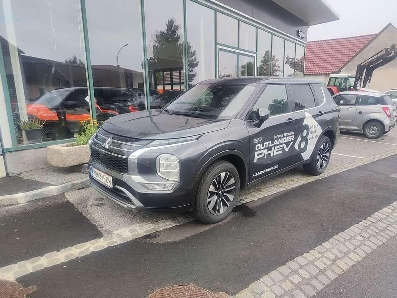 Grau Gebraucht 2025 Mitsubishi Outlander P-HEV Invite SUV | € 49.800 - Bild 1/4