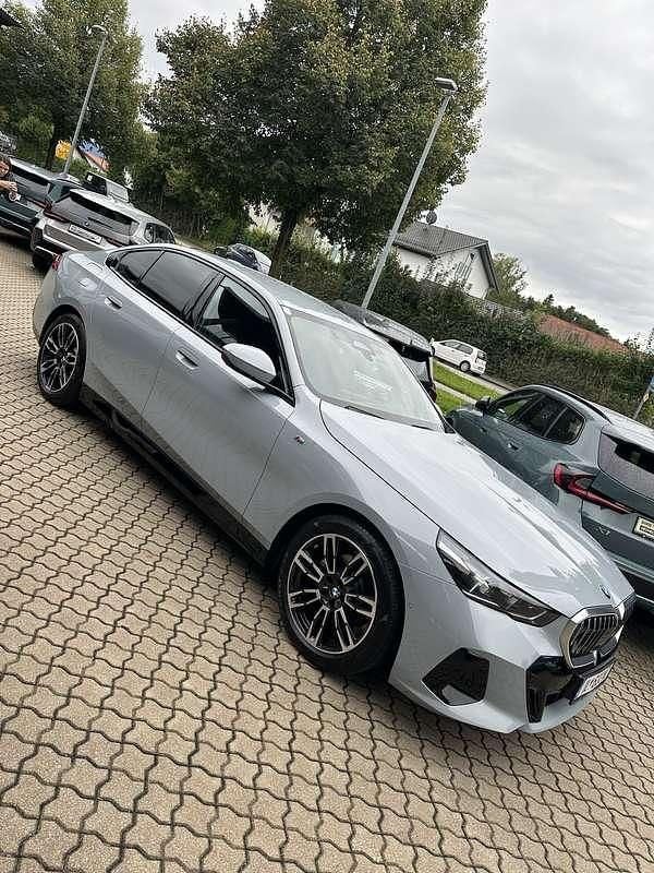 Gebraucht BMW 520 M Sport 208 PS (152 kW) 2024 Grau Limousine