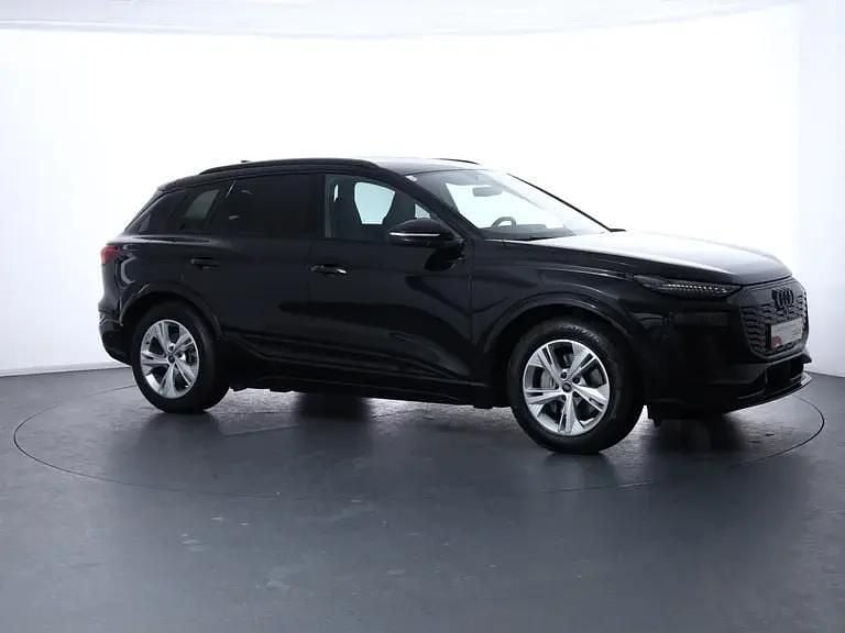 Neu Audi Q6 e-tron Performance 225 kW (306 PS) 2025 Schwarz  metallicperleffektno SUV