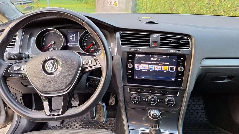 Silber Gebraucht 2018 VW Golf VII Comfortline Limousine | € 15.000 (Etwas zu teuer) - Bild 1/4