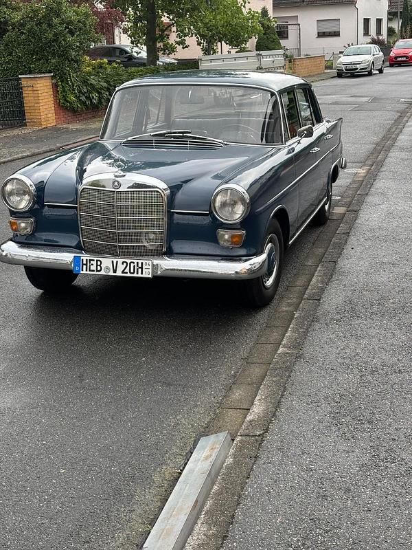 Blau Gebraucht 1967 Mercedes 200 Limousine | € 16.900 - Bild 1/4