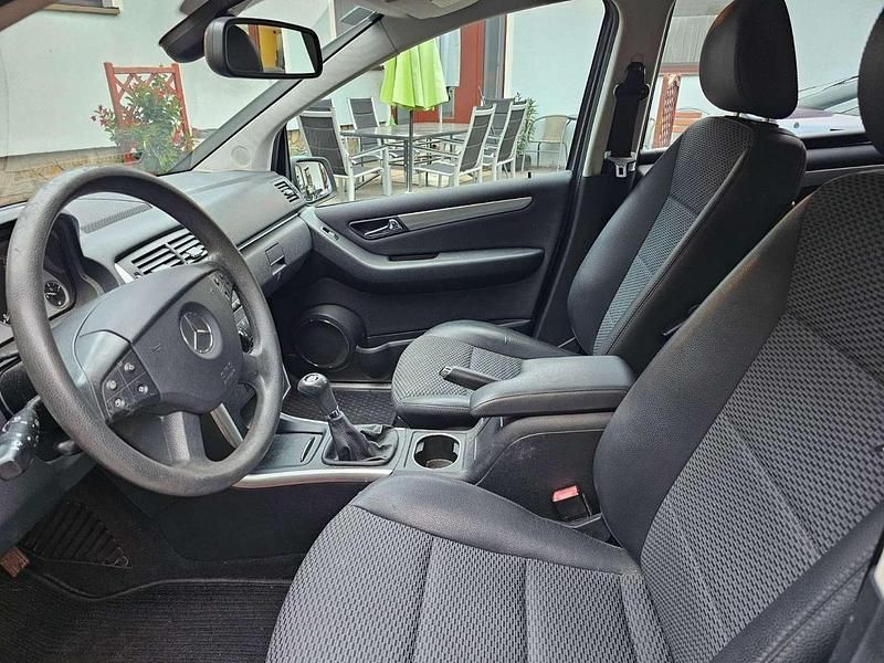 Gebraucht Mercedes B180 109 PS (80 kW) 2010 Grau Van / Kleinbus