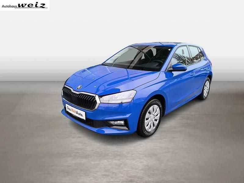 Mittelblau normal Gebraucht 2024 Skoda Fabia Essence Kleinwagen | € 15.980 (Guter Preis) - Bild 1/4