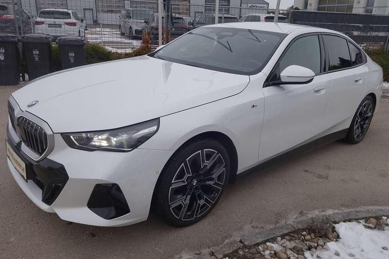 Gebraucht BMW 520 M Sport 197 PS (144 kW) 2023 Weiß Limousine