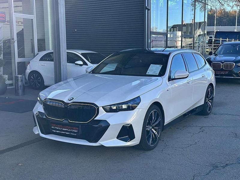 Mineralweiß Gebraucht 2025 BMW 520 M Sport Kombi | € 59.990 - Bild 1/4