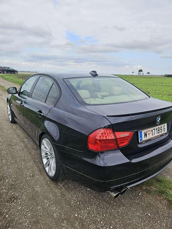 Gebraucht BMW 318 136 PS (100 kW) 2009 Blau Limousine