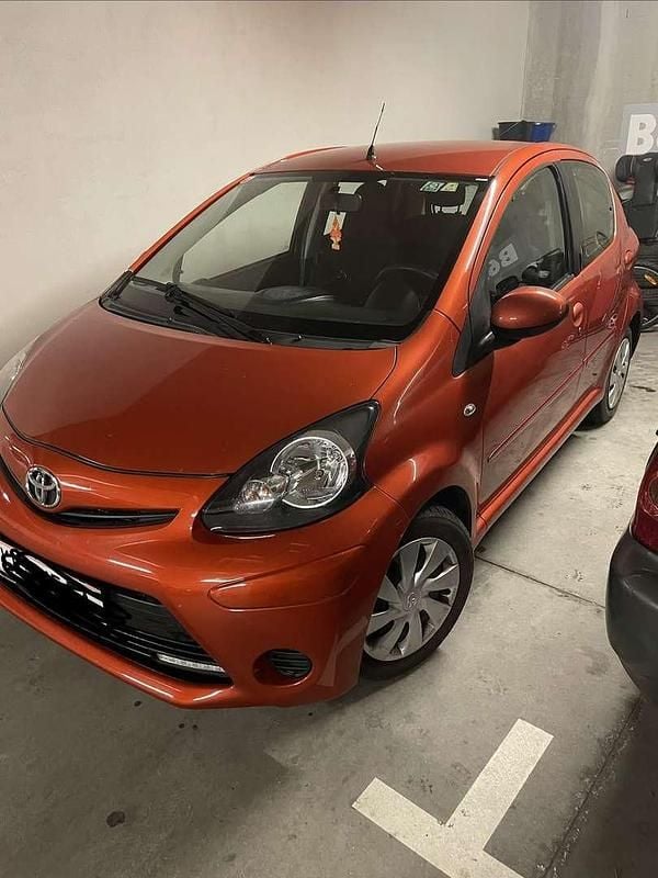 Braun Gebraucht 2012 Toyota Aygo Lounge Kleinwagen | € 4.100 - Bild 1/4