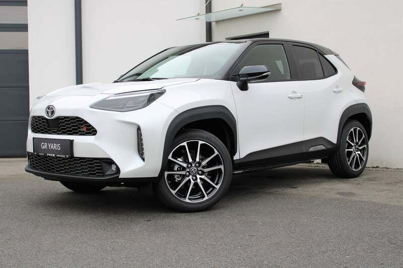 Weiss metallicperleffekt Gebraucht 2023 Toyota Yaris Sport | € 29.980 (Teuer) - Bild 1/4