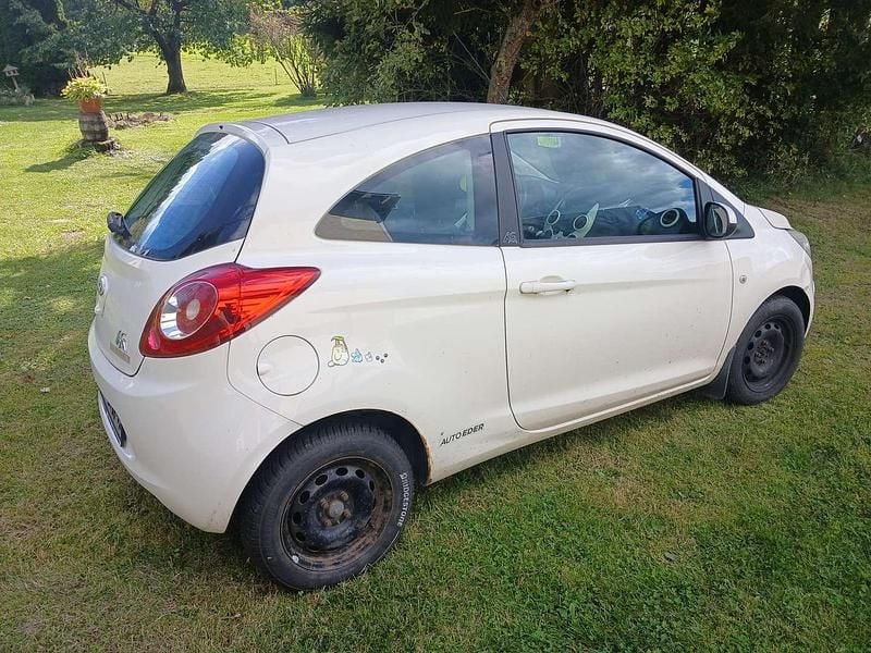 Gebraucht Ford Ka Trend 69 PS (50 kW) 2013 Weiß Kleinwagen