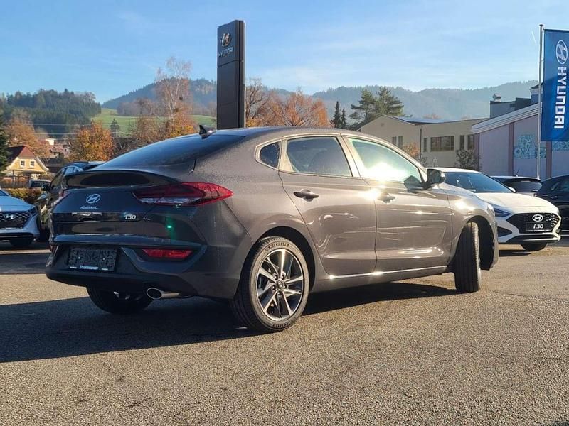 Gebraucht Hyundai i30 GO! 101 PS (74 kW) 2023 Ecotronic gray Limousine