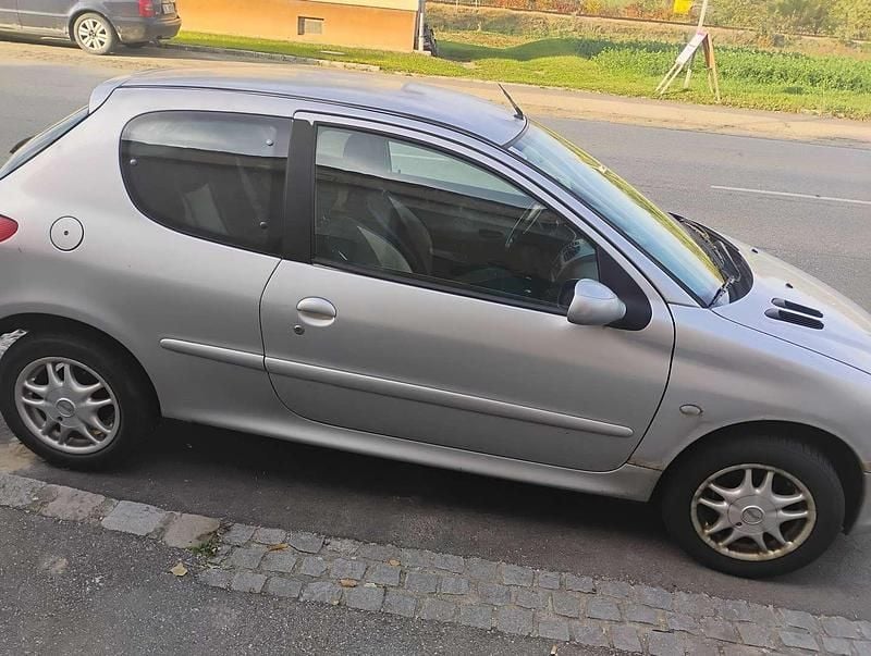 Gebraucht Peugeot 206 68 PS (50 kW) 2004 Silber Limousine