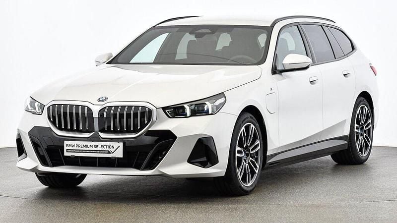 Mineralweiß Gebraucht 2024 BMW 530e Efficient Dynamics | € 59.892 - Bild 1/1