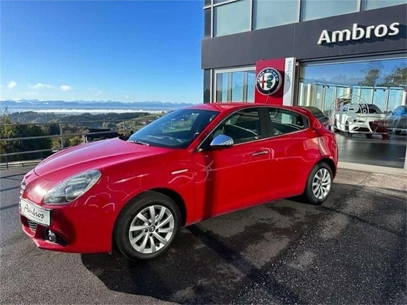 Rot Gebraucht 2015 Alfa Romeo Giulietta Distinctive Kleinwagen | € 11.990 - Bild 1/4