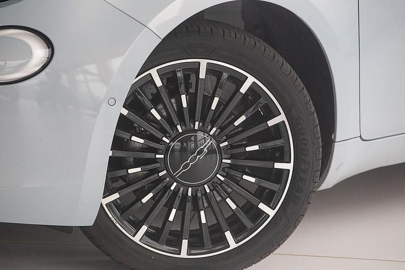 Gebraucht Fiat 500e La Prima 86 kW (118 PS) 2023 Blau Kleinwagen