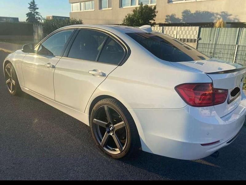 Weiß Gebraucht 2015 BMW 320 Limousine | € 15.800 (Guter Preis) - Bild 1/4