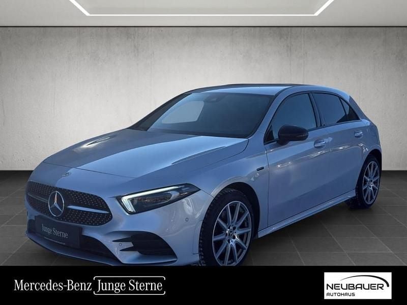 Silber Gebraucht 2021 Mercedes A250 AMG line Limousine | € 29.900 (Etwas zu teuer) - Bild 1/4