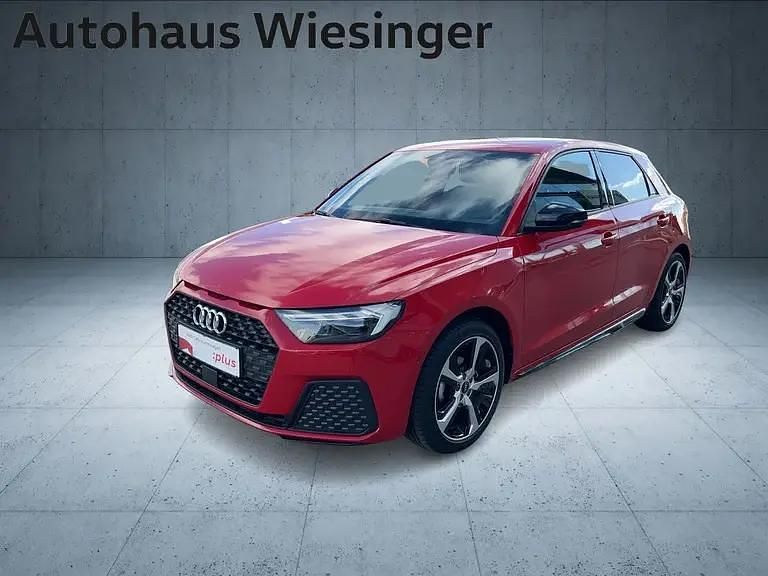 Mittelrot metallic Neu 2025 Audi A1 Sportback Kleinwagen | € 31.900 (Teuer) - Bild 1/4
