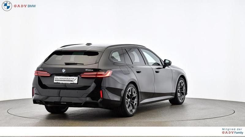 Gebraucht BMW 540 Shadowline 303 PS (222 kW) 2025 Saphirschwarz Kombi