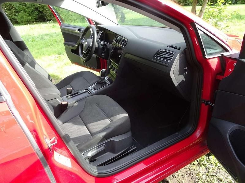 Gebraucht VW Golf VII Comfortline 150 PS (110 kW) 2019 Rot Limousine