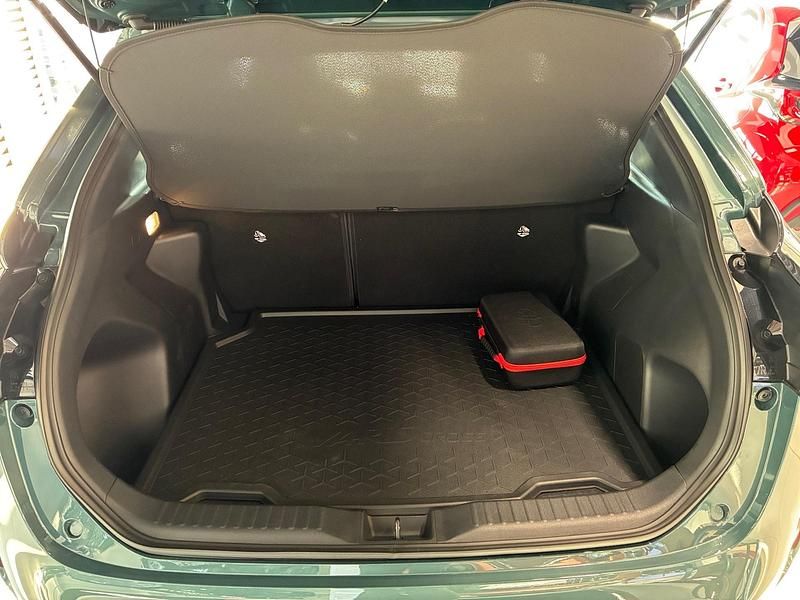 Neu Toyota Yaris Cross Active 98 PS (72 kW) 2026 Silber SUV