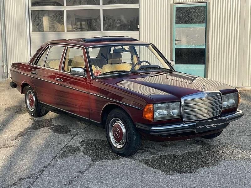 Gebraucht Mercedes E240 72 PS (52 kW) 1984 Rot Limousine