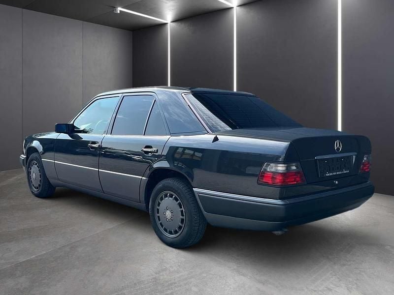Gebraucht Mercedes E300 178 PS (130 kW) 1994 Schwarz Limousine