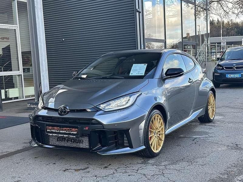 Grau Gebraucht 2024 Toyota Yaris Limousine | € 54.990 - Bild 1/4