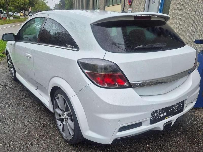 Gebraucht Opel Astra Edition 241 PS (177 kW) 2008 Weiß Limousine
