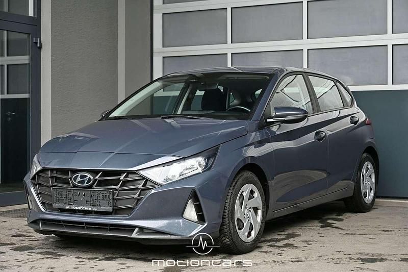 Grau Gebraucht 2021 Hyundai i20 Essential Limousine | € 11.880 - Bild 1/4