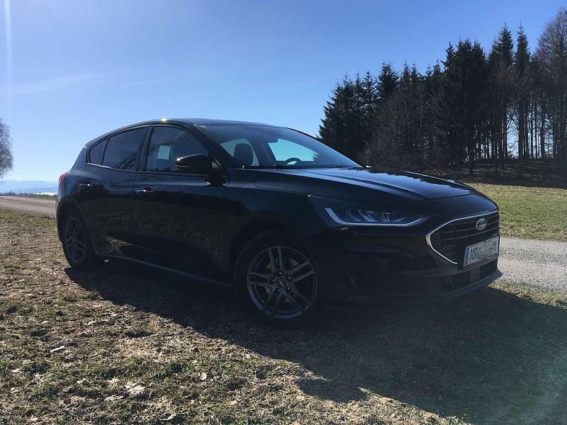 Gebraucht Ford Focus 101 PS (74 kW) 2022 Schwarz Limousine