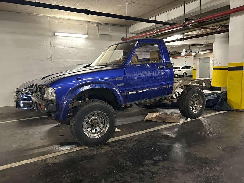 Blau Gebraucht 1982 Toyota HiLux Abholung | € 7.000 - Bild 1/4