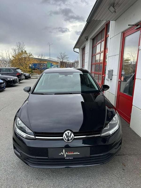 Gebraucht VW Golf VII Trendline 110 PS (80 kW) 2018 Schwarz Kleinwagen