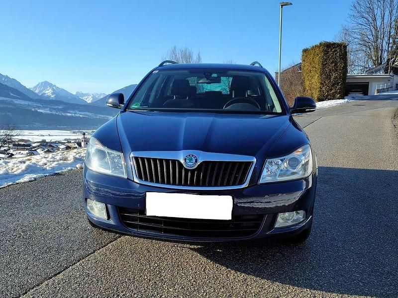 Gebraucht Skoda Octavia Elegance 105 PS (77 kW) 2013 Blau Kombi