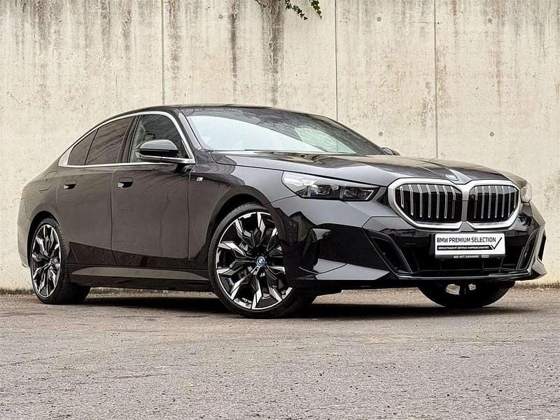 Gebraucht BMW 550e M Sport 490 PS (360 kW) 2024 Saphirschwarz Limousine