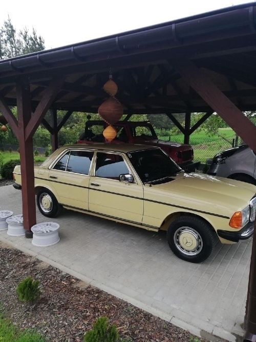 Gebraucht Mercedes 200 54 PS (39 kW) 1979 Gelb Limousine