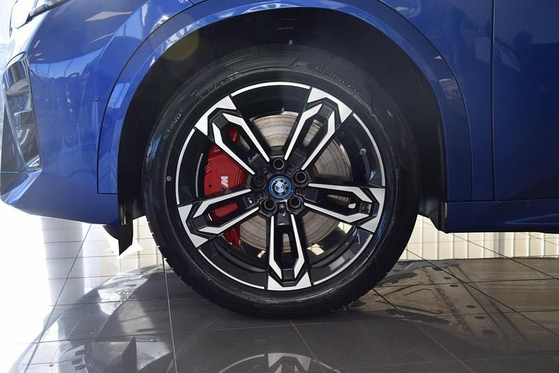Gebraucht BMW iX2 Shadowline 150 kW (204 PS) 2024 M portimao blau SUV