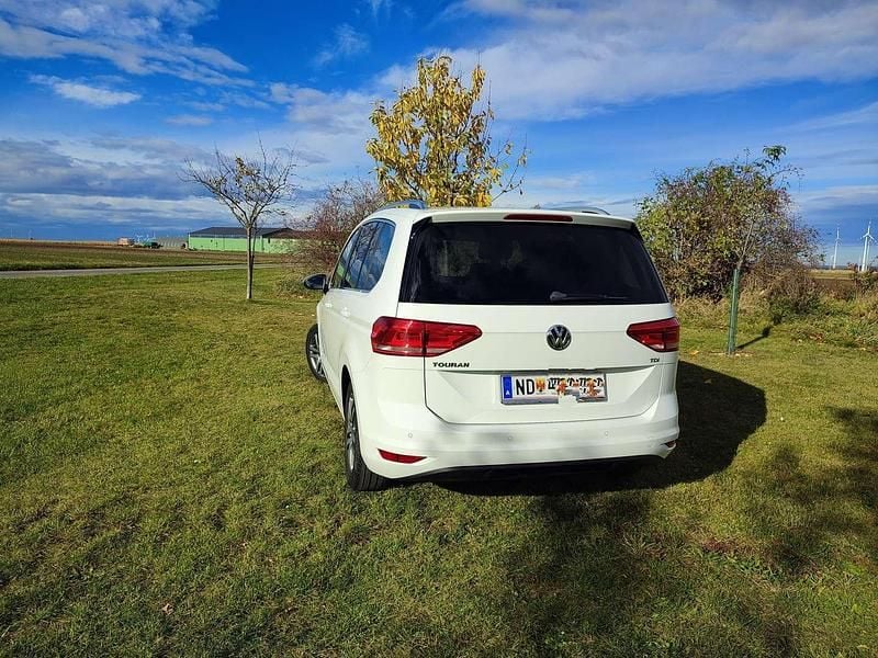 Weiß Gebraucht 2016 VW Touran Comfortline Van / Kleinbus | € 18.900 (Fairer Preis) - Bild 1/4