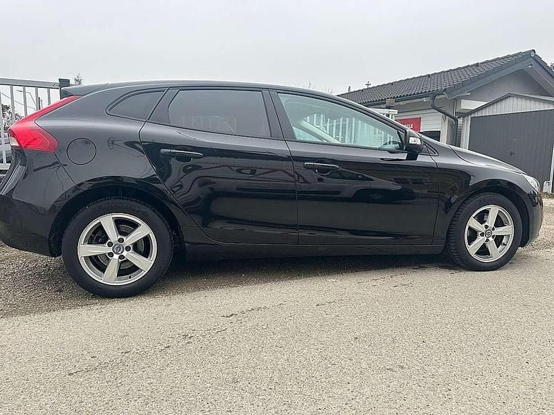 Gebraucht Volvo V40 Momentum 120 PS (88 kW) 2015 Schwarz Limousine