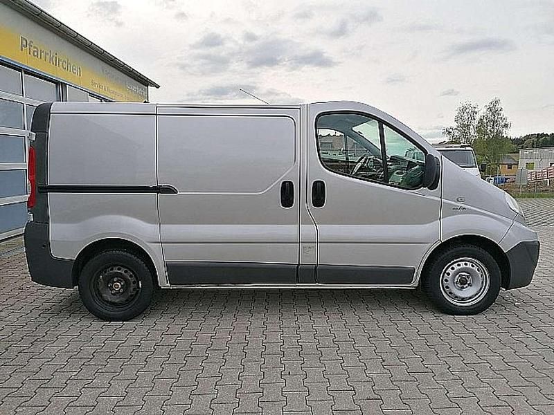Gebraucht Renault Trafic 90 PS (66 kW) 2011 Silber Van / Kleinbus