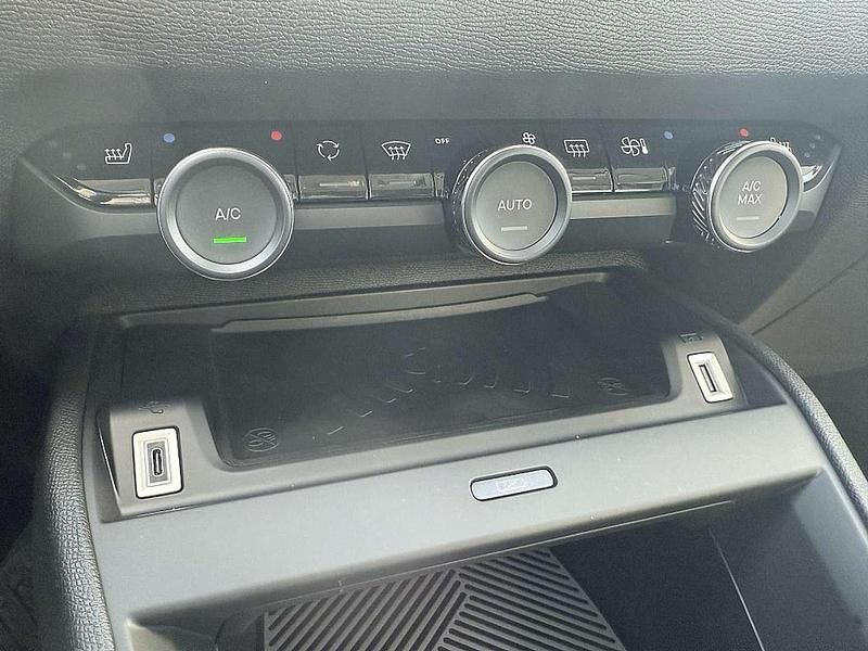 Neu Citroën C4 136 PS (100 kW) 2025 Grün Limousine