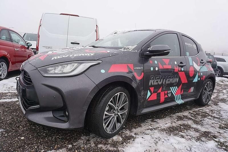 Grau Gebraucht 2021 Toyota Yaris Hybrid Lounge Limousine | € 8.890 - Bild 1/4