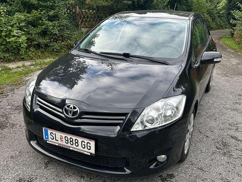 Schwarz Gebraucht 2013 Toyota Auris Active Limousine | € 4.900 (Fairer Preis) - Bild 1/4